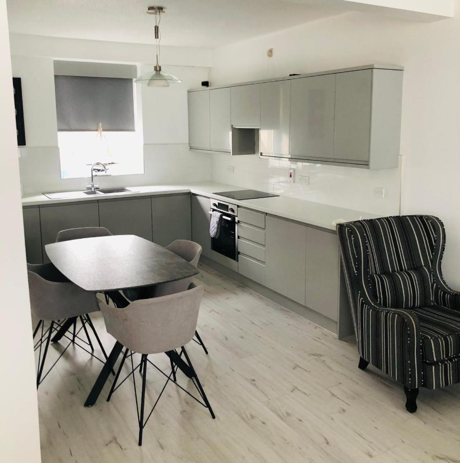 Spacious And Bright Town Centre Apartment 巴利卡斯尔 外观 照片